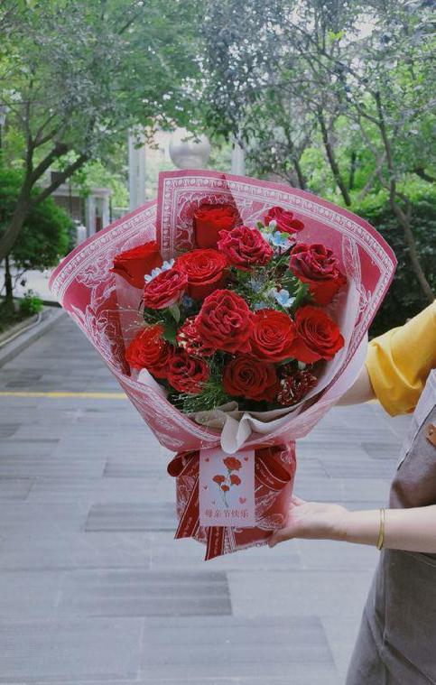 抖音 女朋友 扔玫瑰花