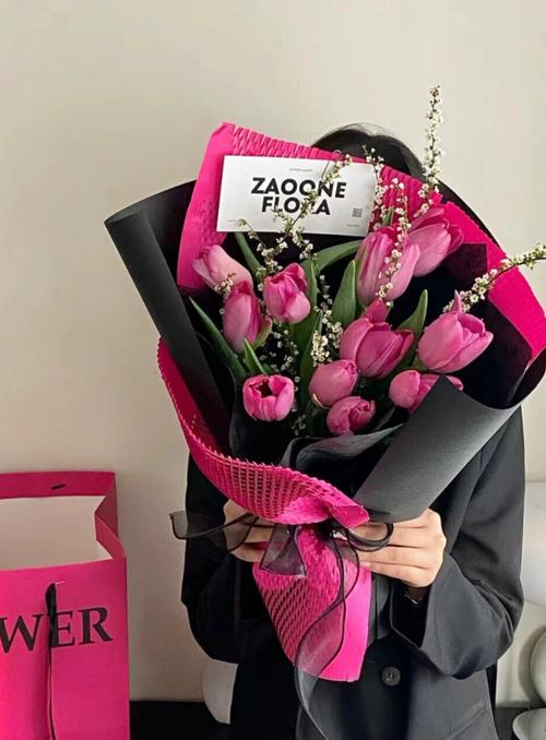 抖音 女朋友 扔玫瑰花