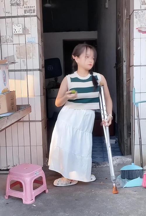 快手里谁见过断腿女孩