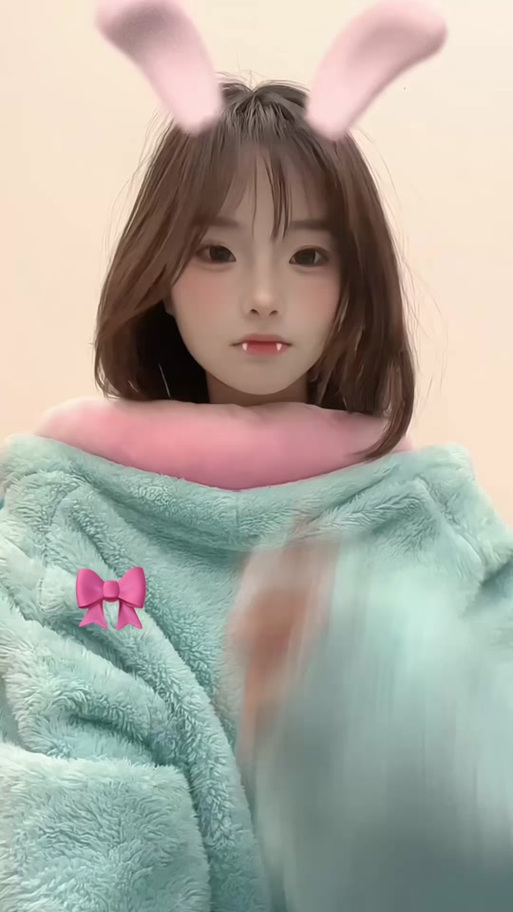 抖音是带兔耳朵即兴跳舞