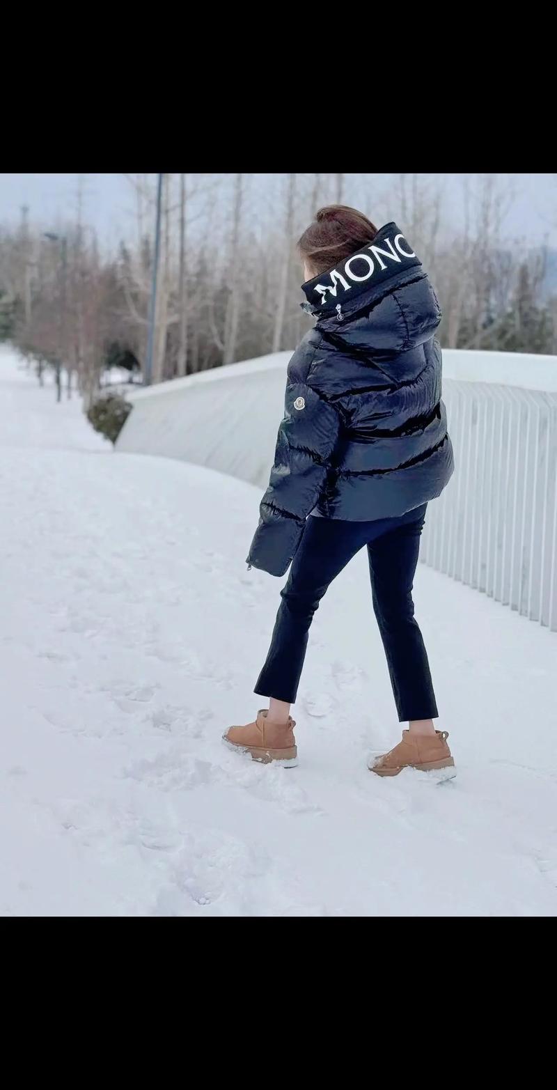 抖音光着脚走雪地的女人