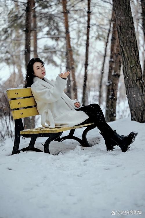 抖音光着脚走雪地的女人