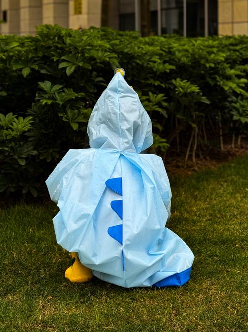 抖音小鸭子雨衣怎么折叠