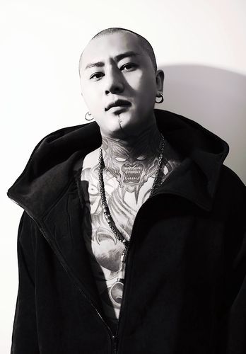 快手方丈穿的金色鞋子