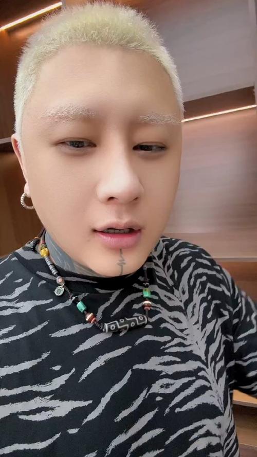 快手方丈穿的金色鞋子