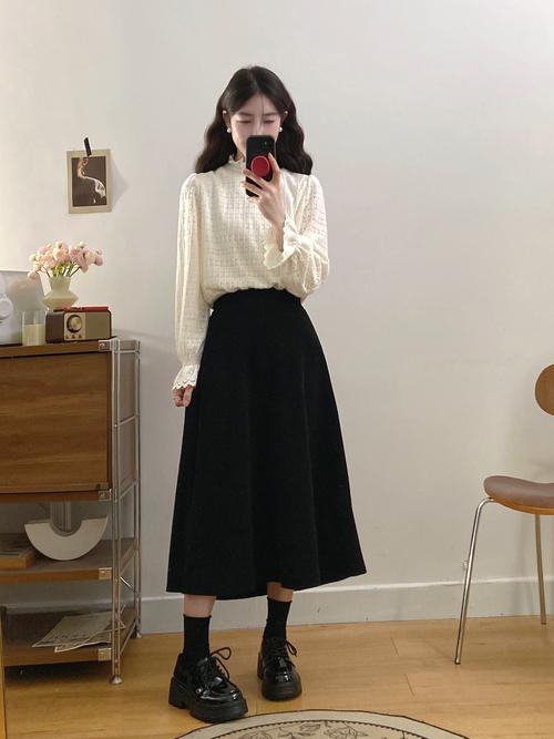 抖音上毛衣配蕾丝打底裙