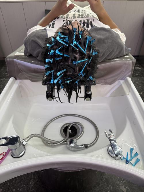 快手用夹板卷头发视频