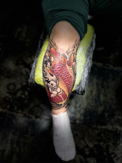 快手小伙同款鲤鱼纹身