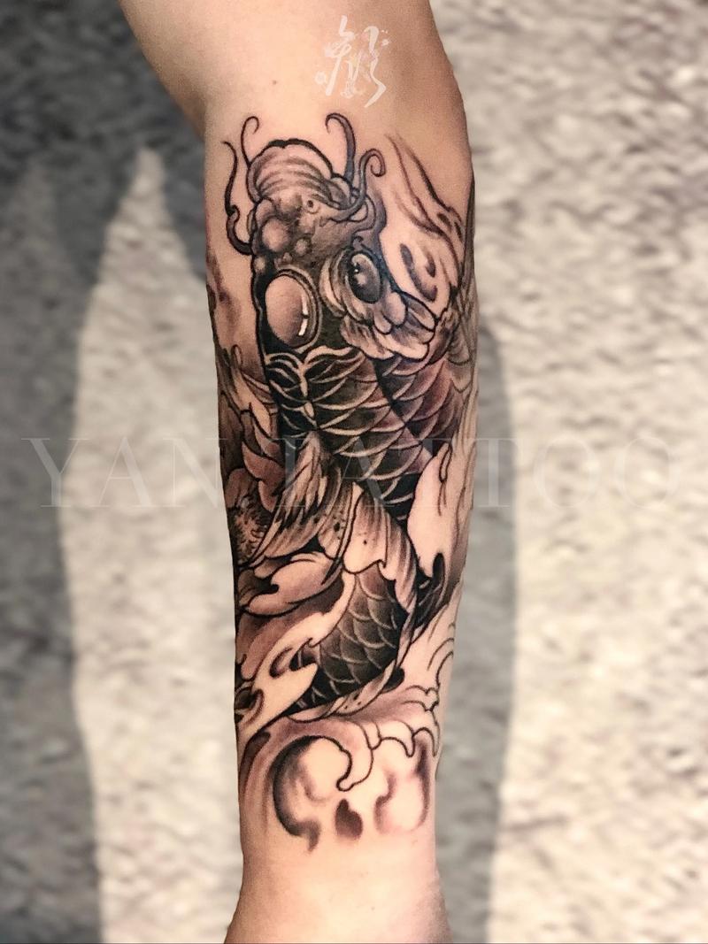 快手小伙同款鲤鱼纹身