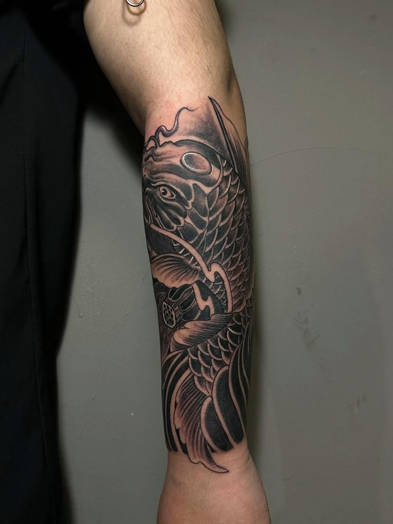 快手小伙同款鲤鱼纹身