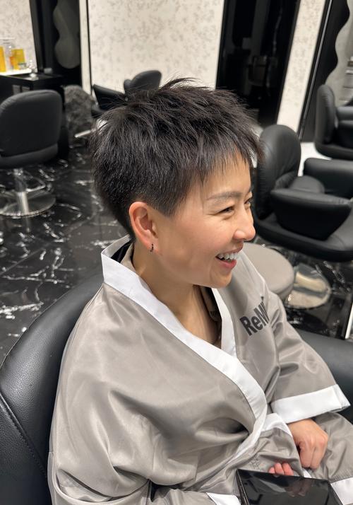 快手短发女生说话中性