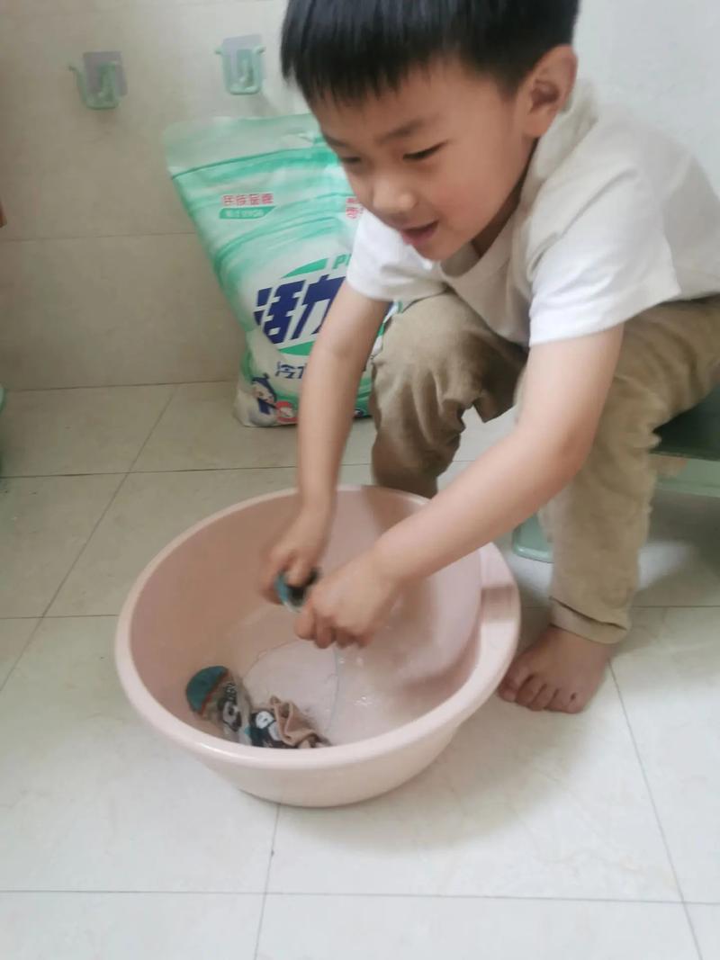 抖音 小孩给爸爸洗袜子