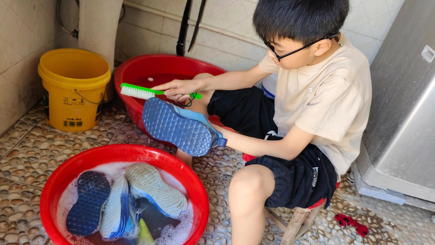 抖音 小孩给爸爸洗袜子