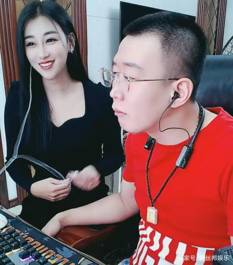 小白龙去小月直播间哭