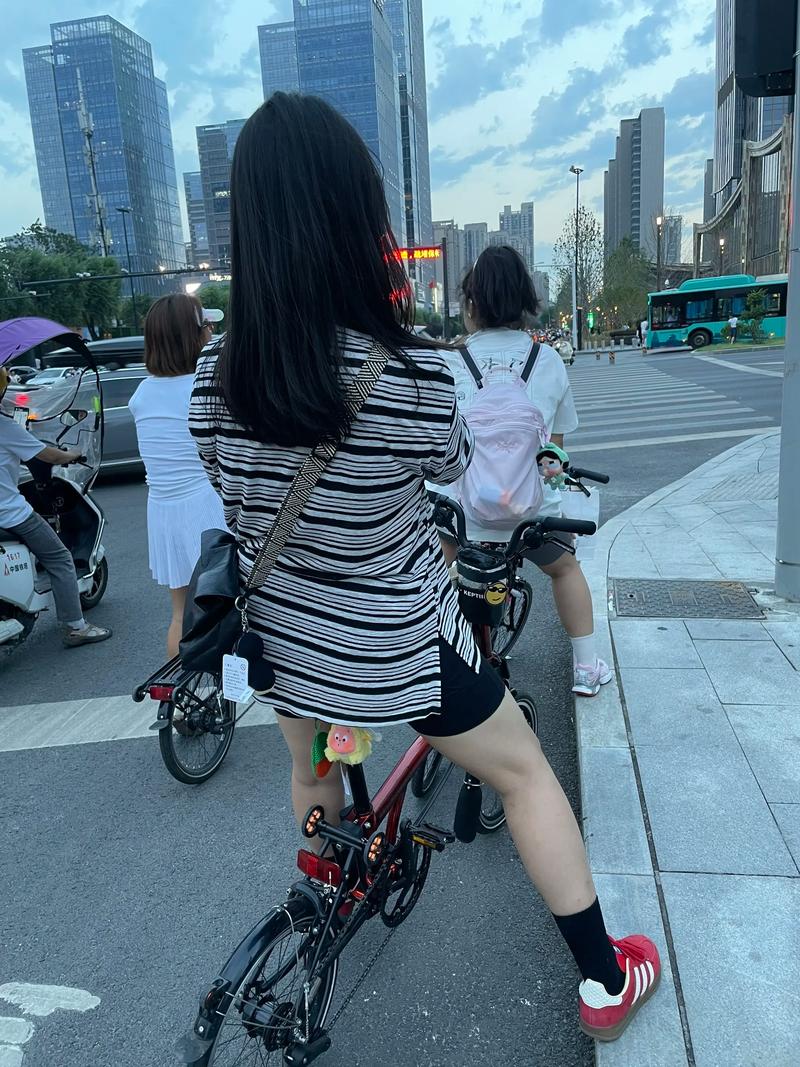 抖音自行车带一箱啤酒