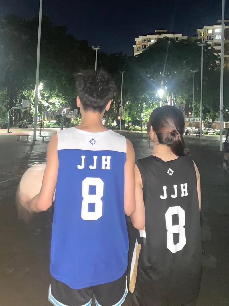 抖音上一对情侣篮球场