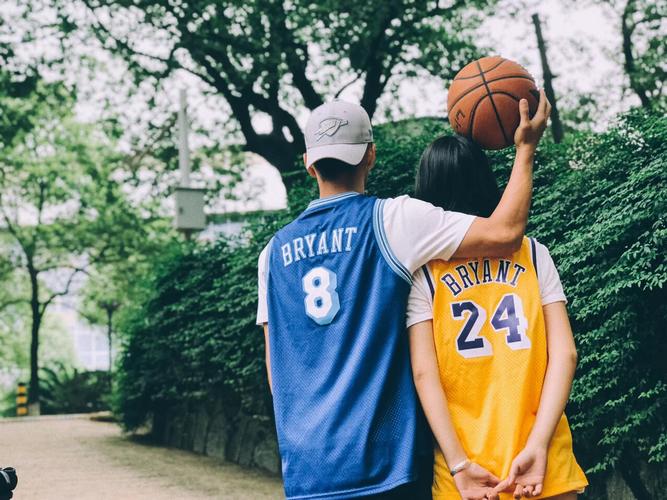 抖音上一对情侣篮球场