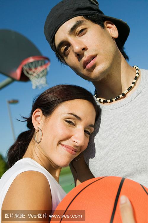 抖音上一对情侣篮球场