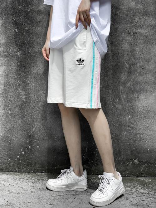 抖音里面的三叶草裤子