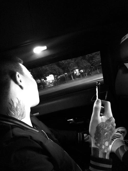 快手身穿灰色塑料的人