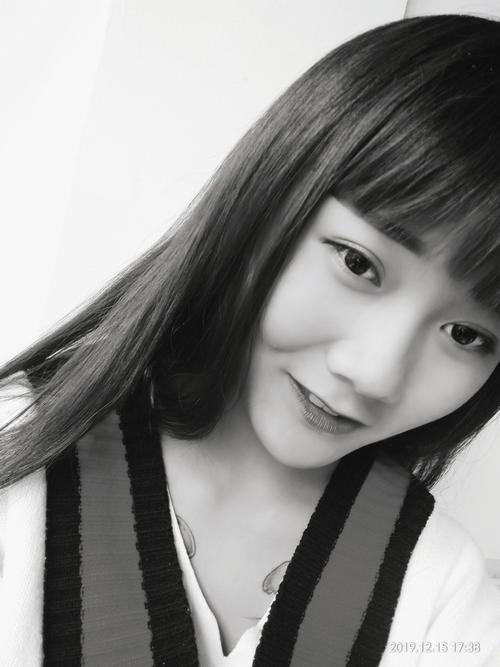 快手身穿灰色塑料的人