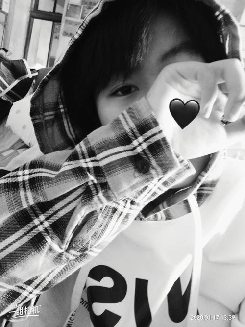 快手身穿灰色塑料的人