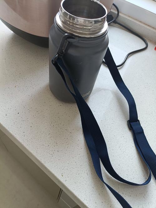 抖音上用绳子吊保温杯