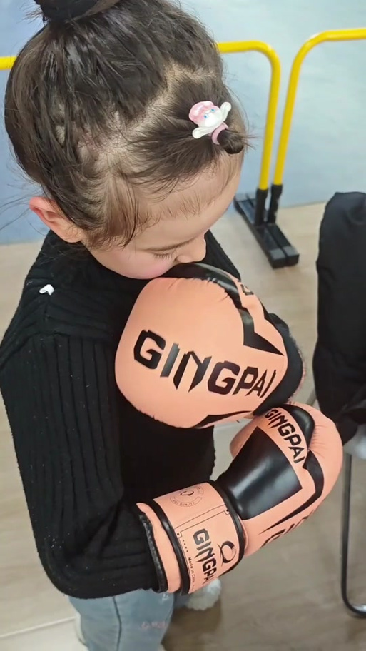 抖音上单脚跳手上下摆