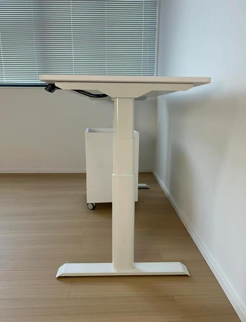 抖音中可升降的电脑桌