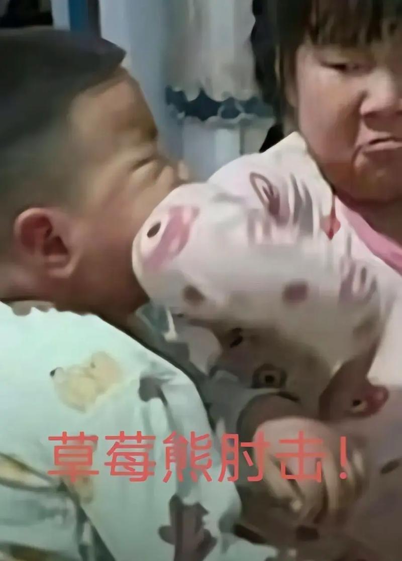 小孩子打玩具熊的抖音