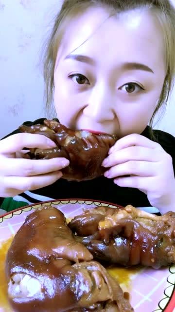 姑娘直播吃猪肘子视频