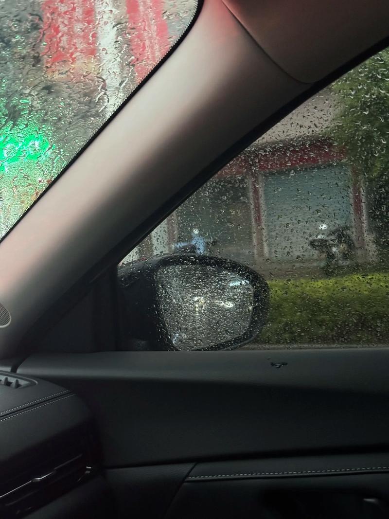 抖音下雨天后车镜防雨