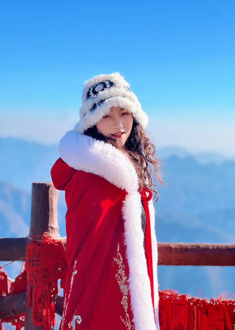 抖音上两个穿红色斗篷