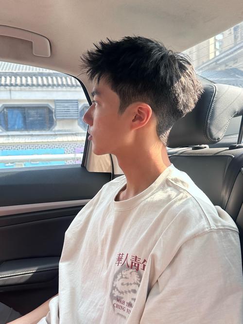 快手红人男生短发照片