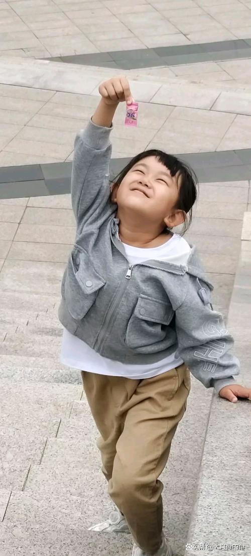 抖音小孩坐在手提袋里