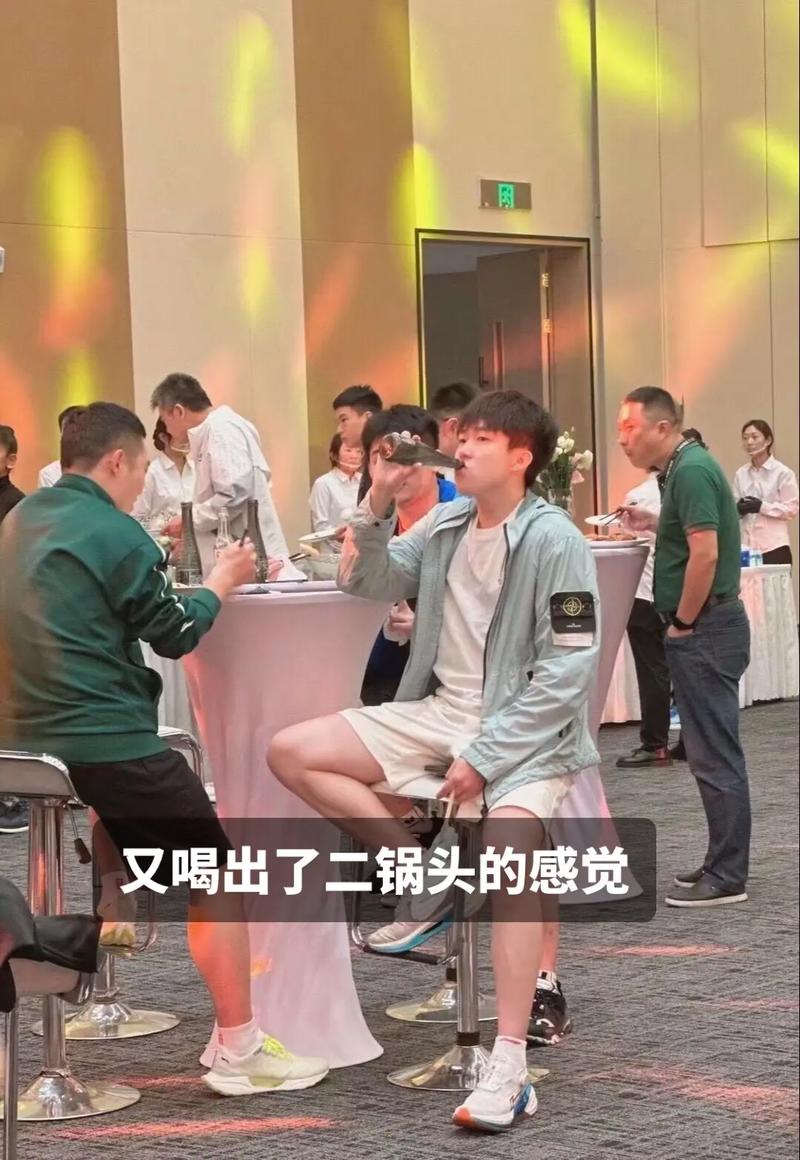 抖音喝二锅头快餐唱歌