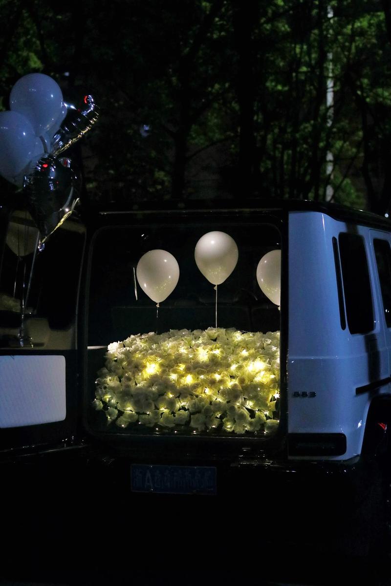 抖音车后备箱放花图片