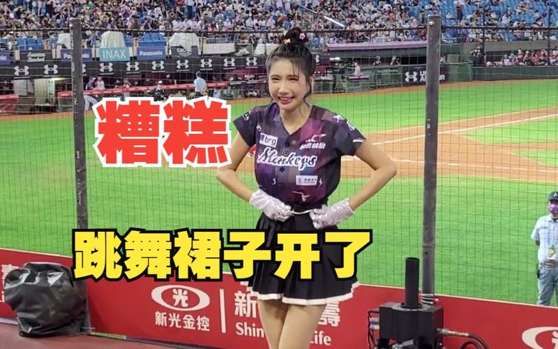 快手大姐跳舞裙子掉了