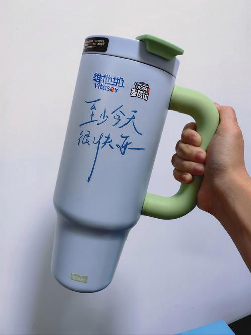 抖音手拿百威杯子图片