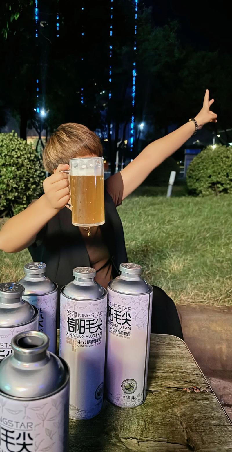 抖音手拿百威杯子图片