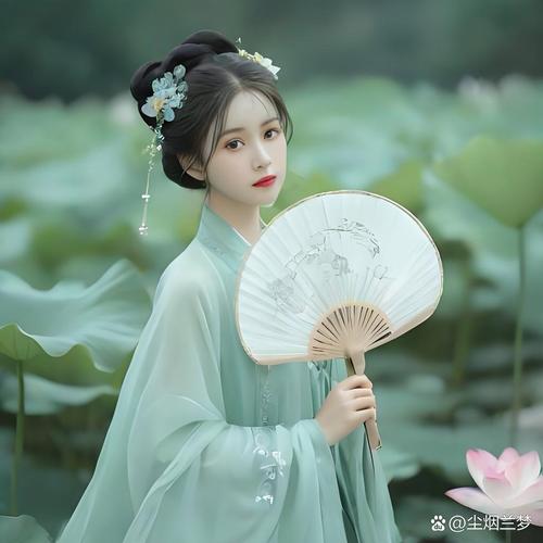 抖音上穿古装手持圆扇
