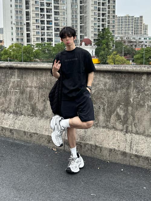 抖音男的高腰短裤跳舞