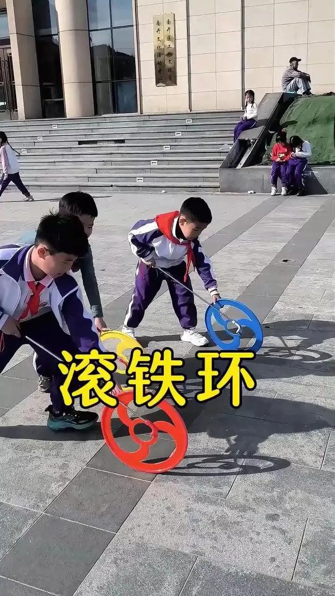 有个街头玩铁圈的抖音