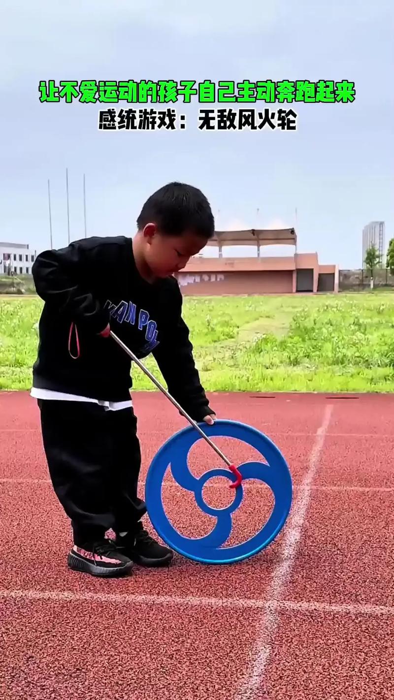 有个街头玩铁圈的抖音