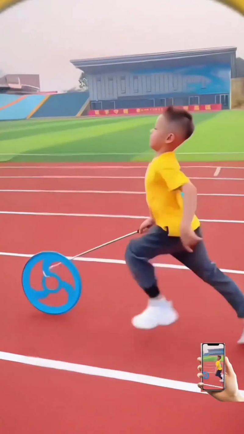 有个街头玩铁圈的抖音