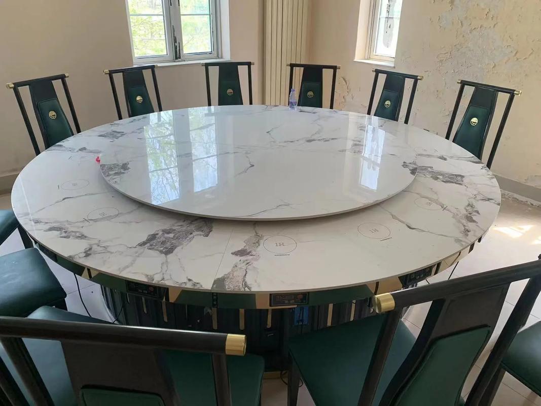 抖音里在餐桌旋转变大