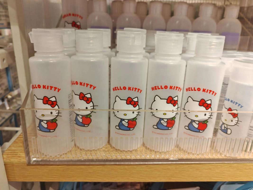 抖音小女孩颜料挤压瓶