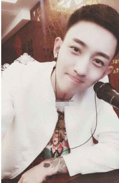 快手李耀阳脖子上的红