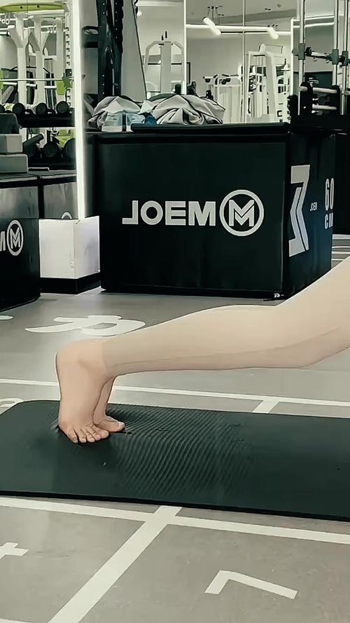 抖音妹子坐健身球视频