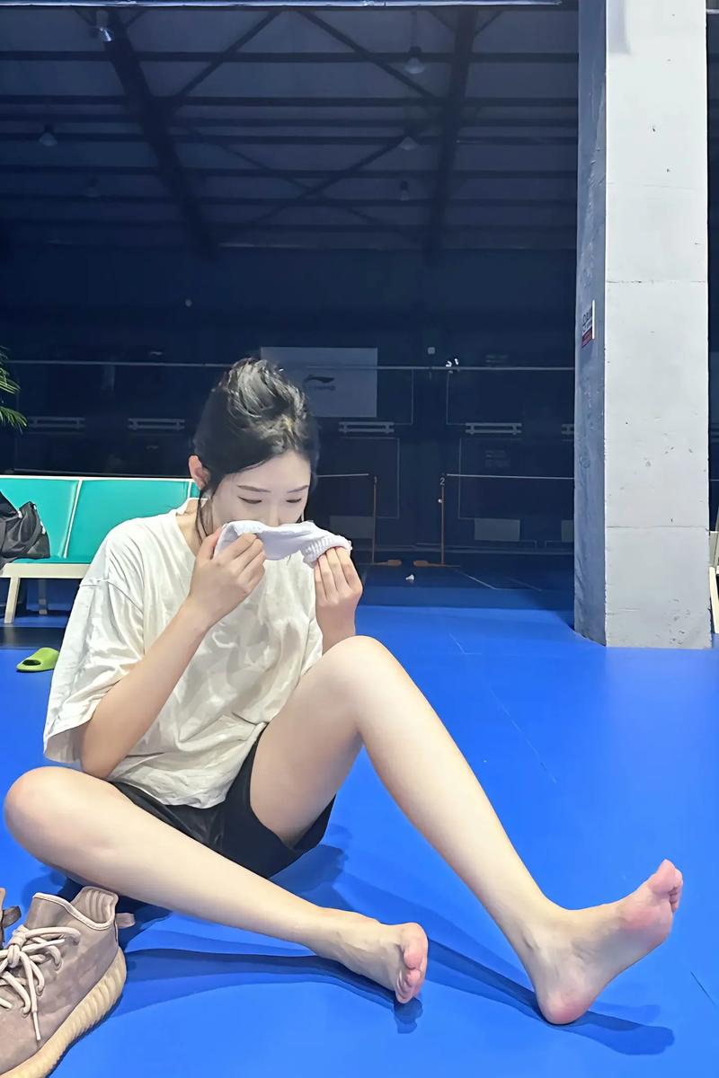 快手一只脚的女孩视频